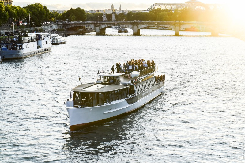 Paris : Croisière nocturne sur la Seine avec musique à bord + Appli d'audioguide
