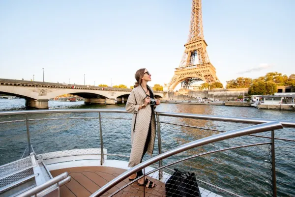 Río Sena: Paseo en barco nocturno con música a bordo + App con audioguía