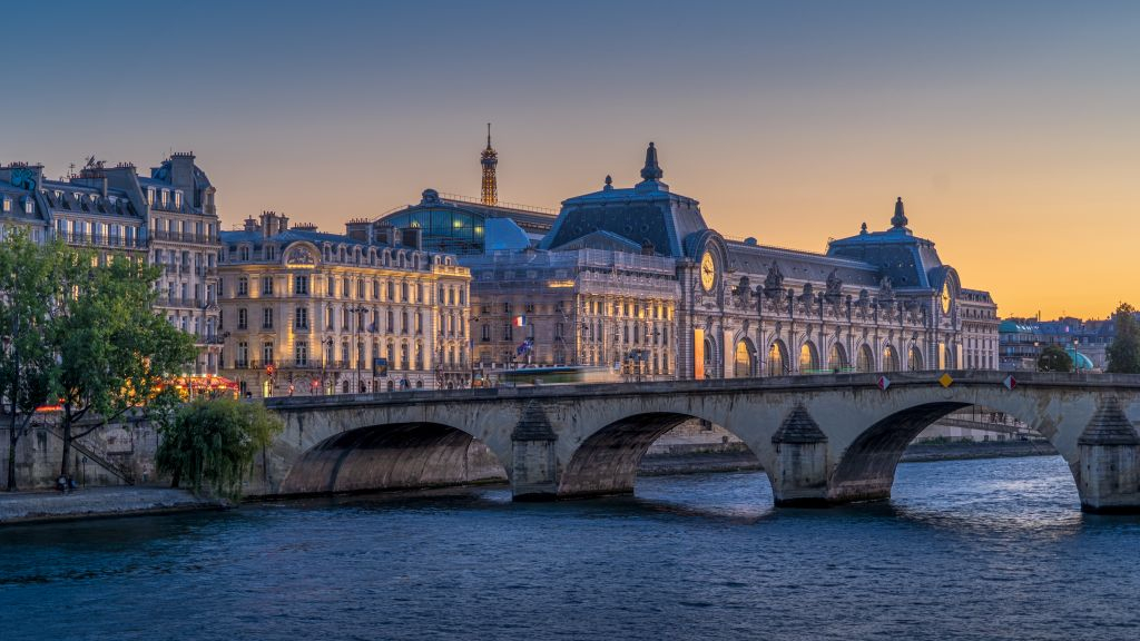 Paris: Audio Guide App