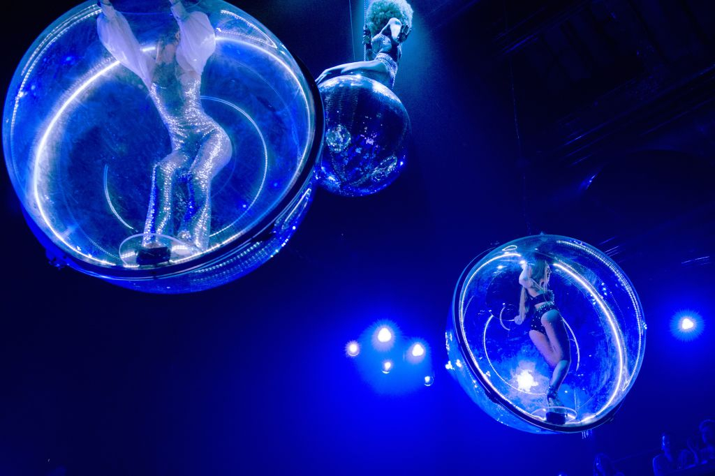 Paradis Latin: Cabaret Night Show