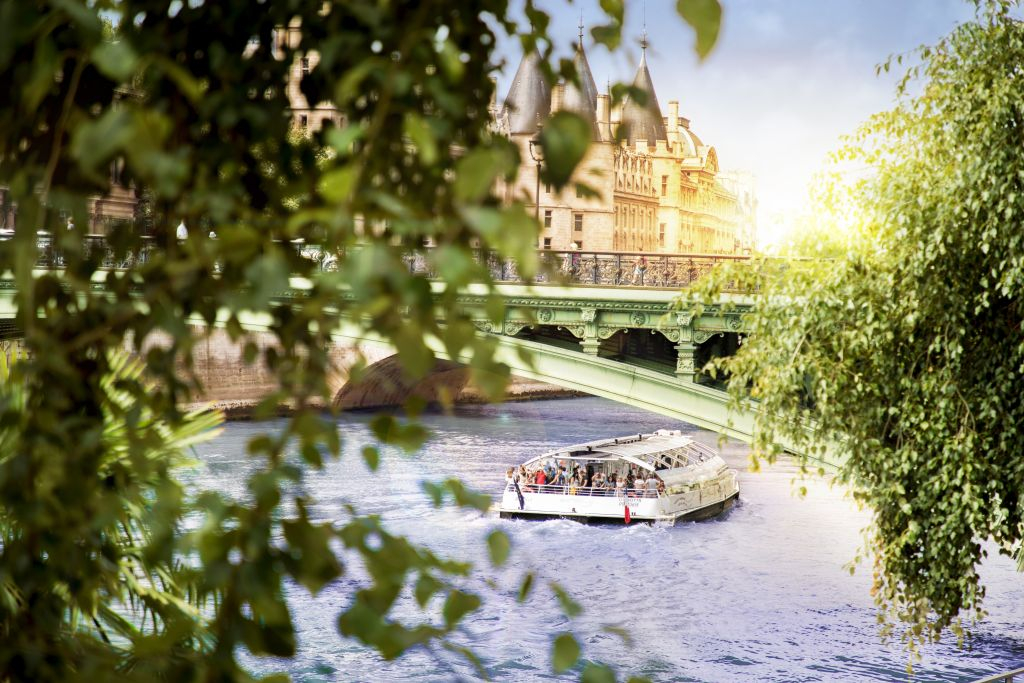 Batobus Paris: Riverboat Shuttle Service