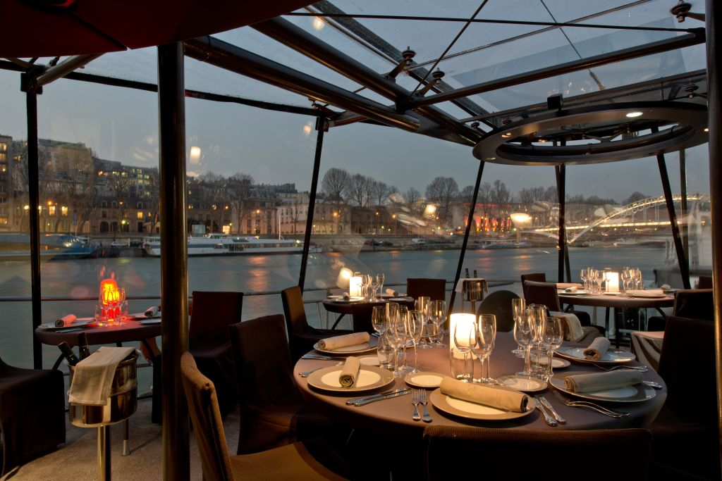 La Seine : Dîner-croisière de 4 plats avec musique en direct par Bateaux Parisiens