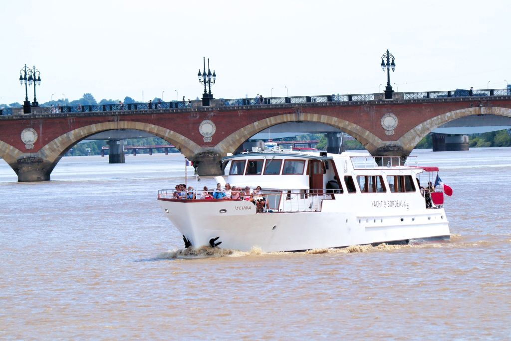 Bordeaux: crociera guidata sulla Garonna con un drink e un canelé