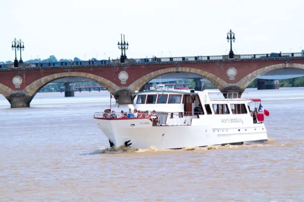 Bordeaux : Croisière guidée sur la Garonne avec un verre et un canelé