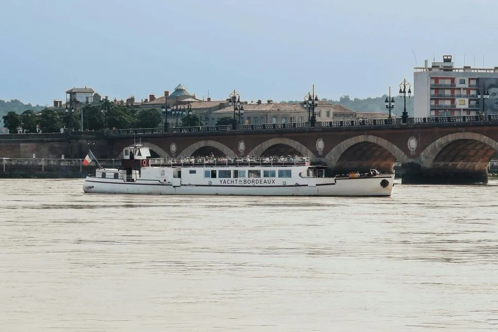 Bordeaux: Guided Cruise on the Garonne with a Drink and a Canelé