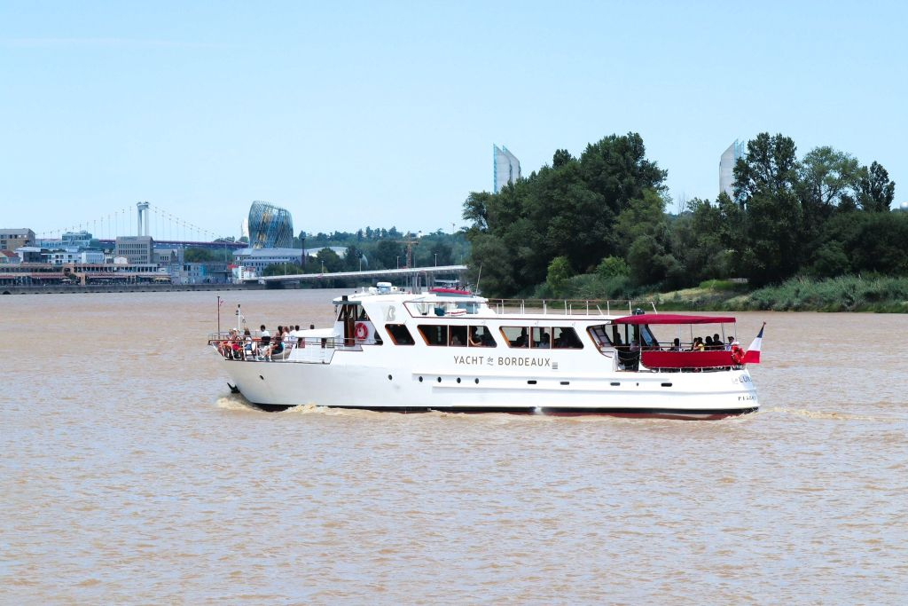 Bordeaux: Guided Cruise on the Garonne with a Drink and a Canelé