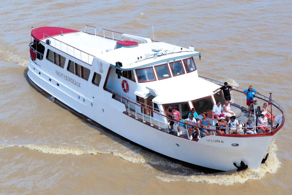 Bordeaux: Guided Cruise on the Garonne with a Drink and a Canelé