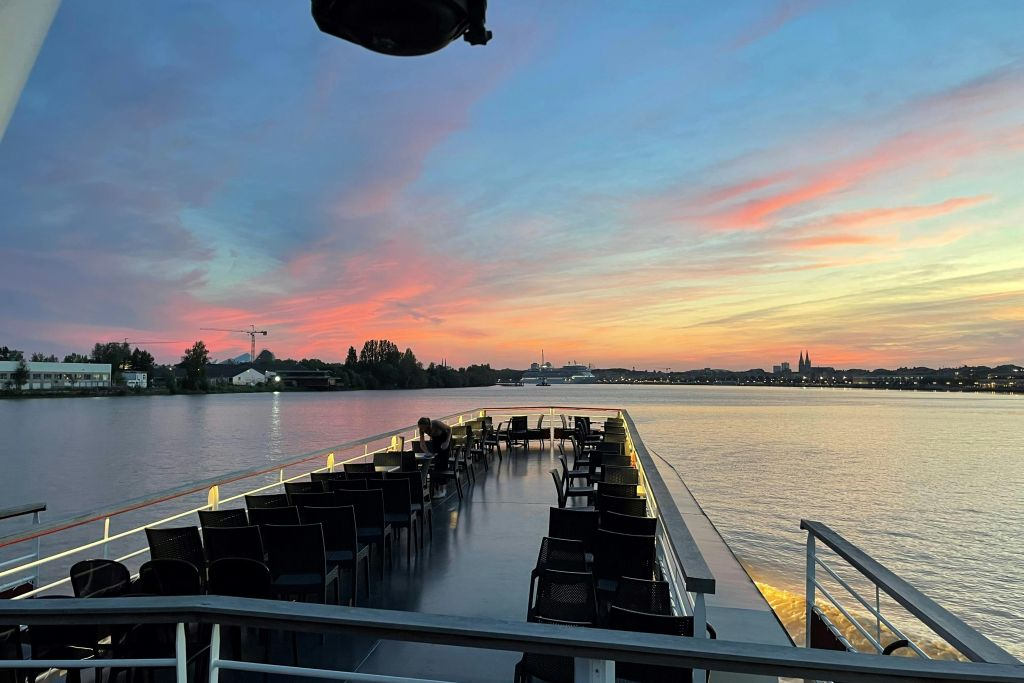 Bordeaux: Guided Cruise on the Garonne with a Drink and a Canelé