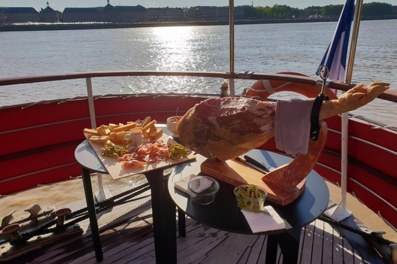 Bordeaux: Guided Cruise on the Garonne with a Drink and a Canelé