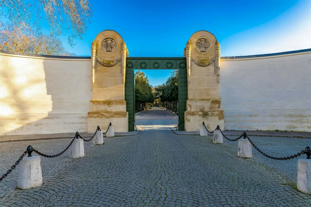 Audio Guide App for Your Smartphone: Père Lachaise Cemetery Walking Tour