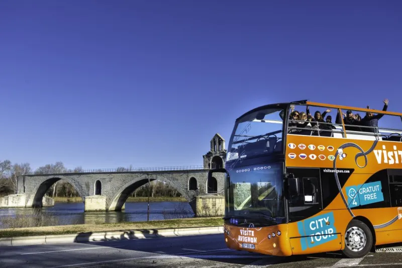 Avignon en bus à arrêts multiples
