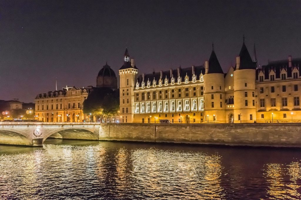 Il cuore oscuro di Parigi: Tour notturno di fantasmi e misteri