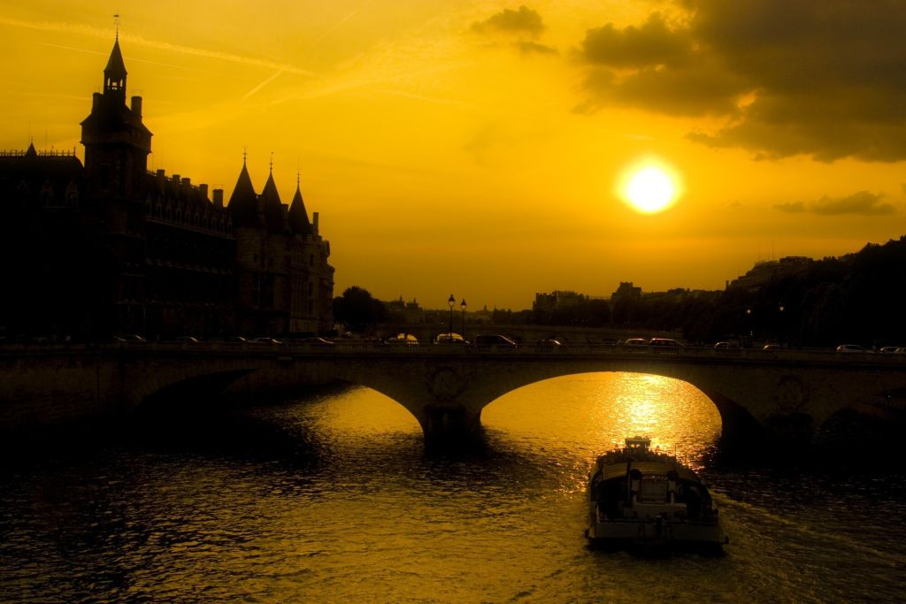 Il cuore oscuro di Parigi: Tour notturno di fantasmi e misteri
