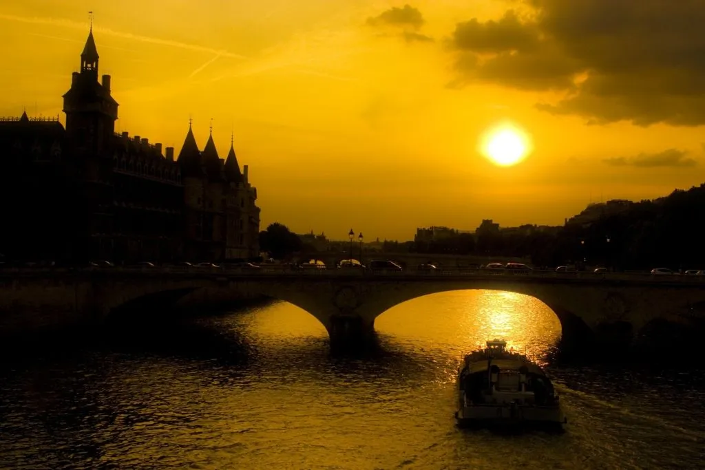 Dark Heart of Paris: Ghost and Mystery Walking Tour by Night