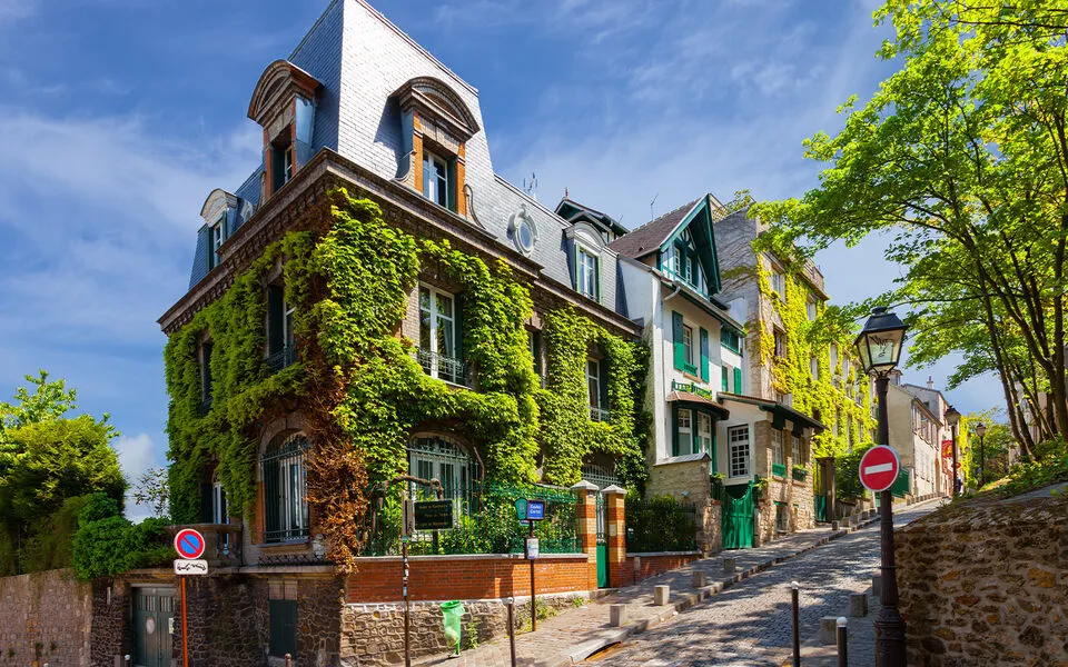 Romantic Montmartre: Lost Lovers in Paris Exploration Game