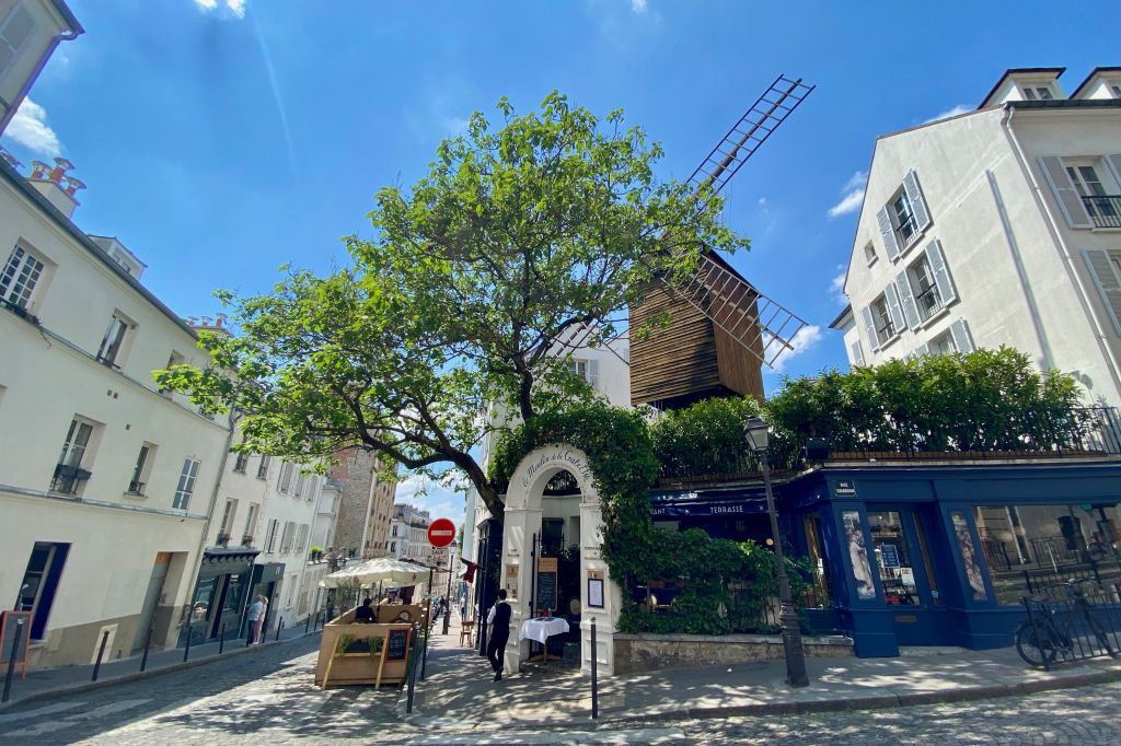 The Hidden Face of Montmartre: Smartphone Walking Tour