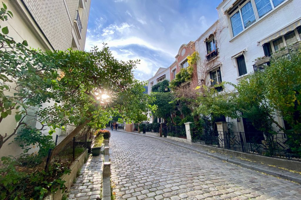 The Hidden Face of Montmartre: Smartphone Walking Tour