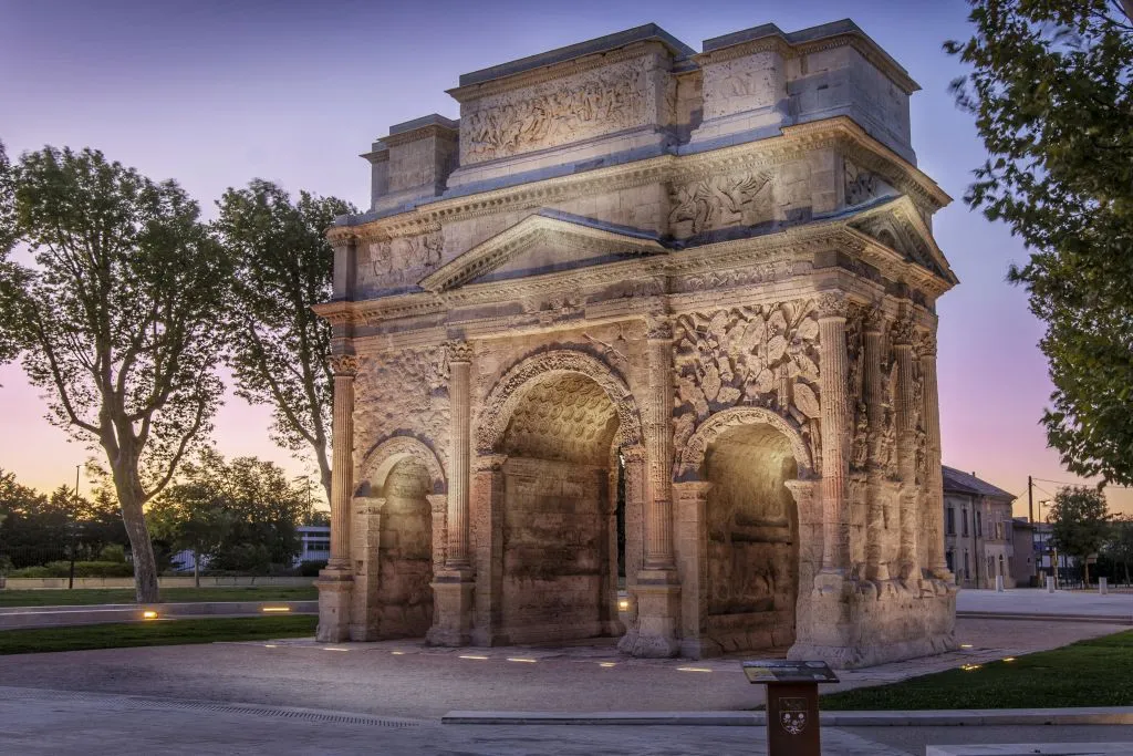 Laranja: Arco do Triunfo, Museu de Arte e História e Teatro Antigo