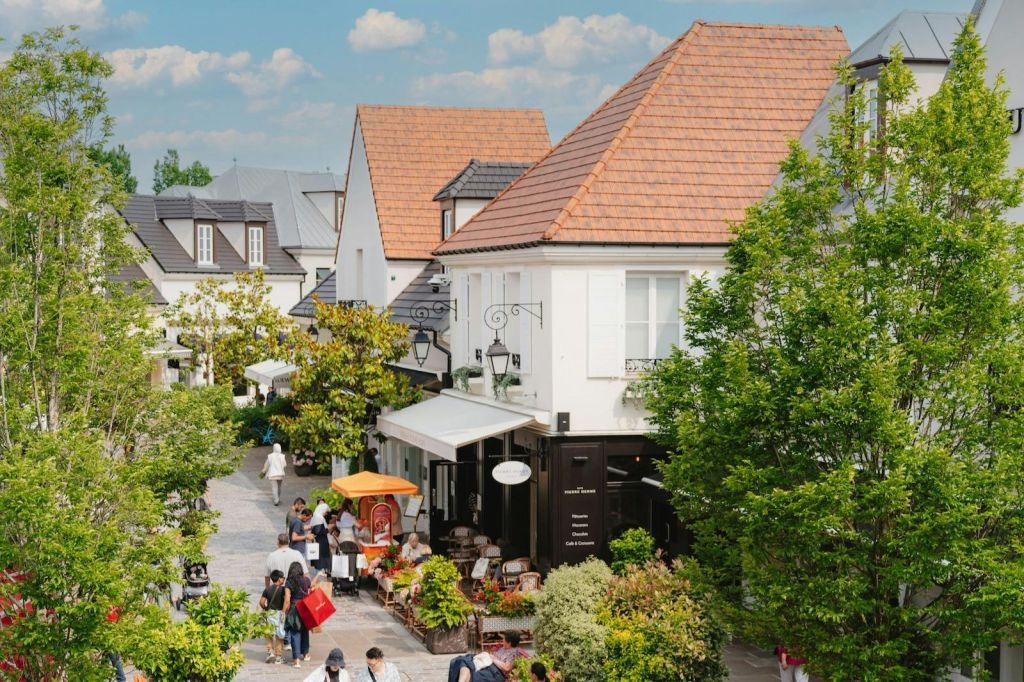 La Vallée Village Outlet: Roundtrip from Paris