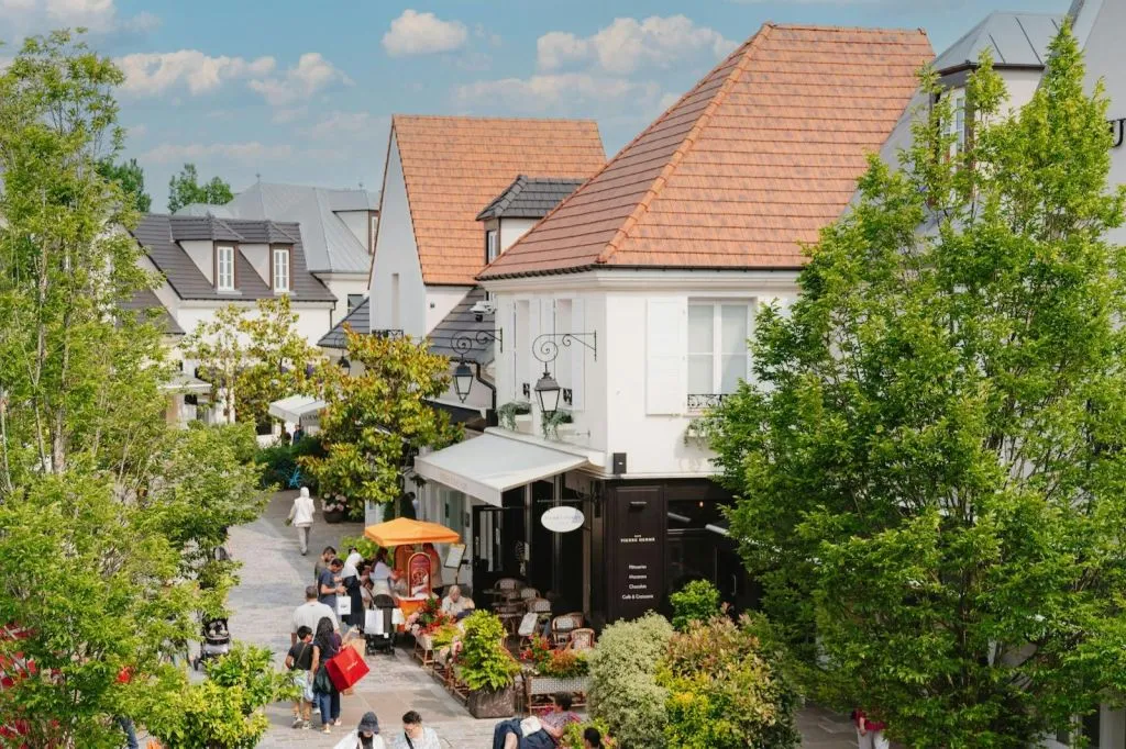 La Vallée Village Outlet: Roundtrip from Paris