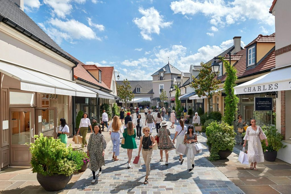 La Vallée Village Outlet: Roundtrip from Paris