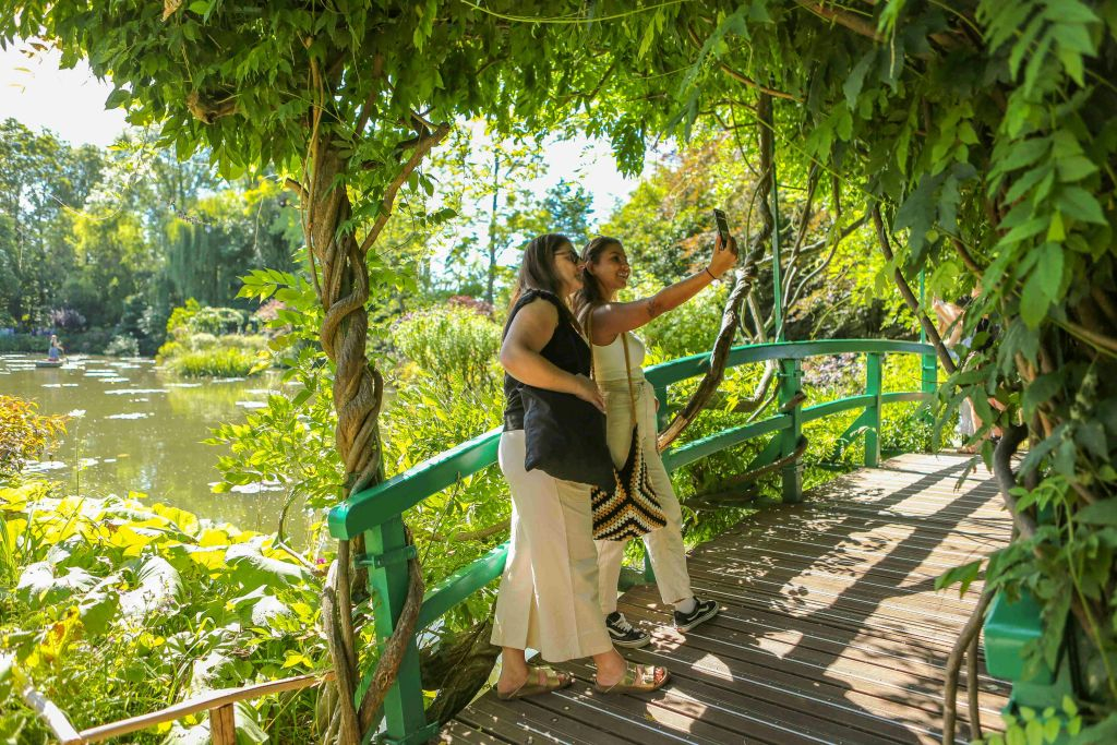 Giverny: Impressionist Day Trip from Paris with Audio Guide