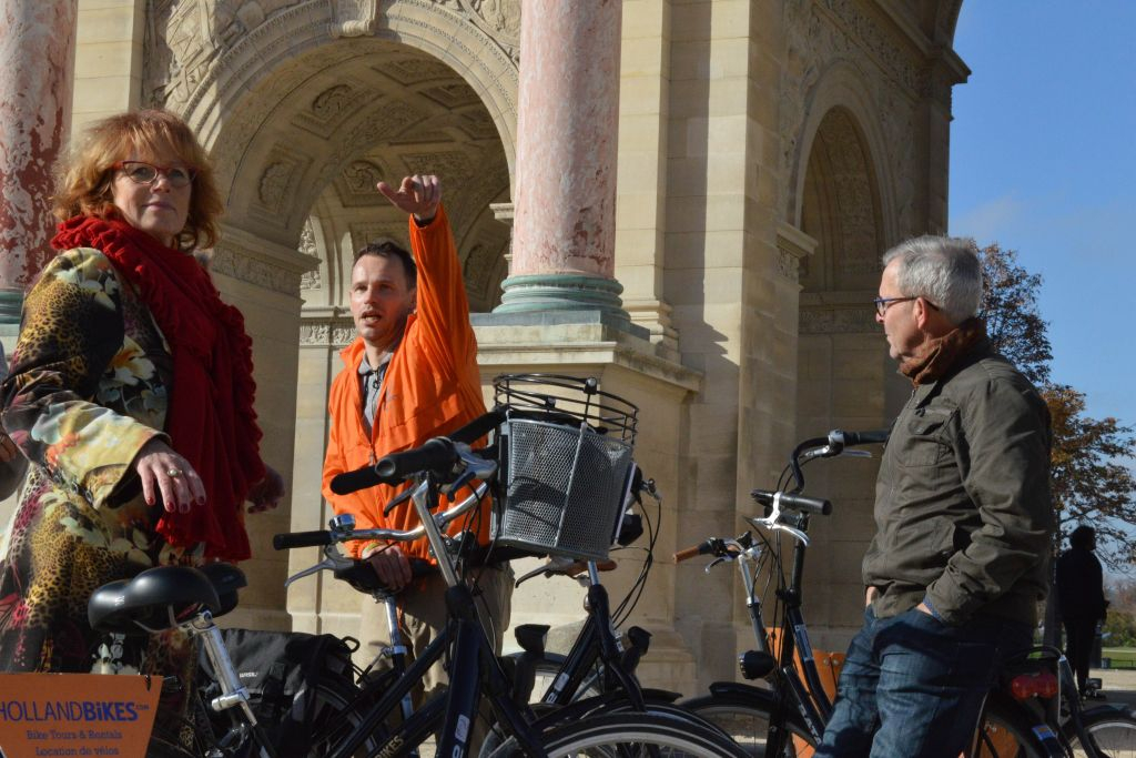 Paris: City Highlights Guided Bike Tour