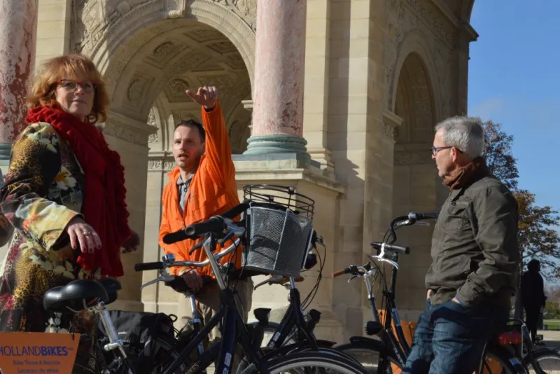 Paris: City Highlights Guided Bike Tour