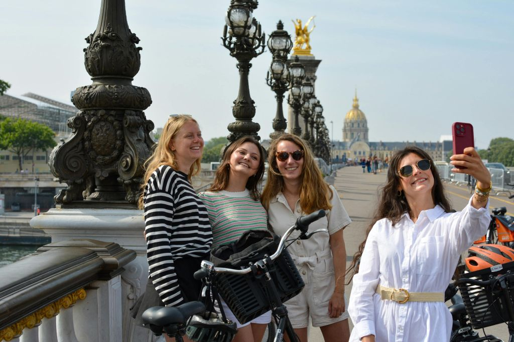 Paris: City Highlights Guided Bike Tour