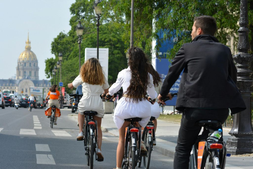 Paris: City Highlights Guided Bike Tour