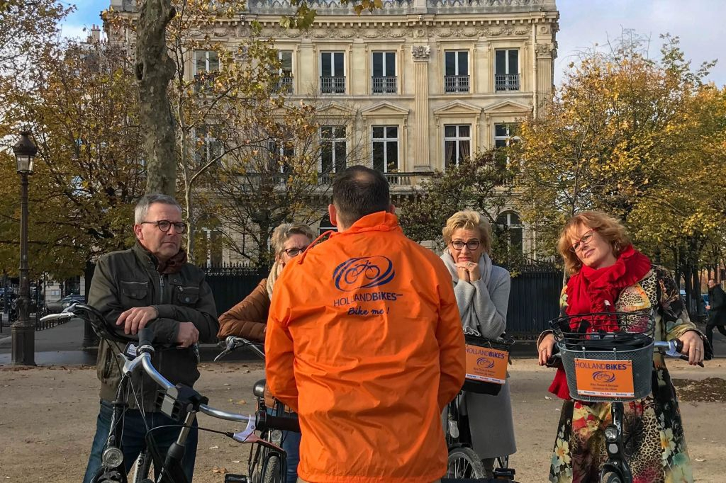 Paris: City Highlights Guided Bike Tour