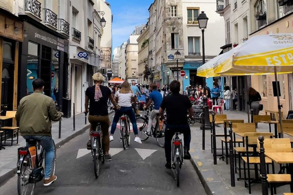 Paris: City Highlights Guided Bike Tour