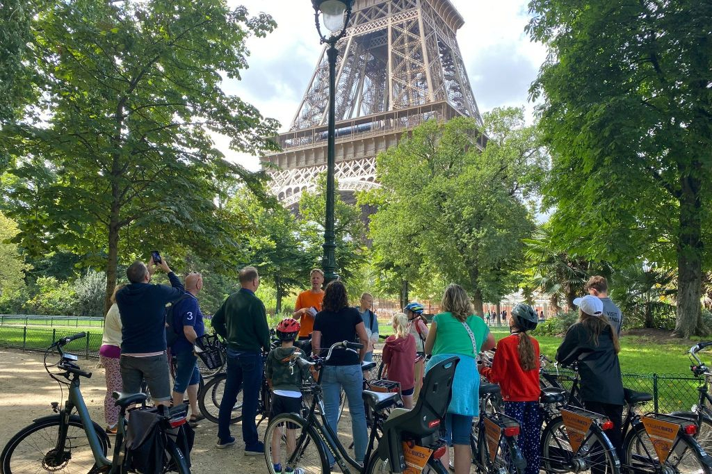 Paris: City Highlights Guided Bike Tour