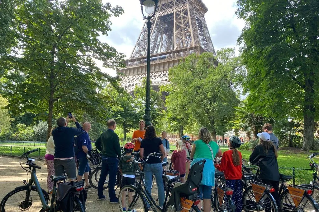 Paris: City Highlights Guided Bike Tour