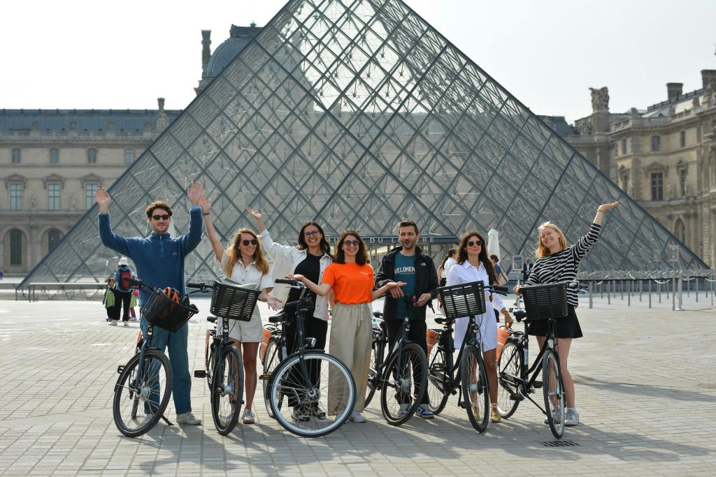 Paris: City Highlights Guided Bike Tour
