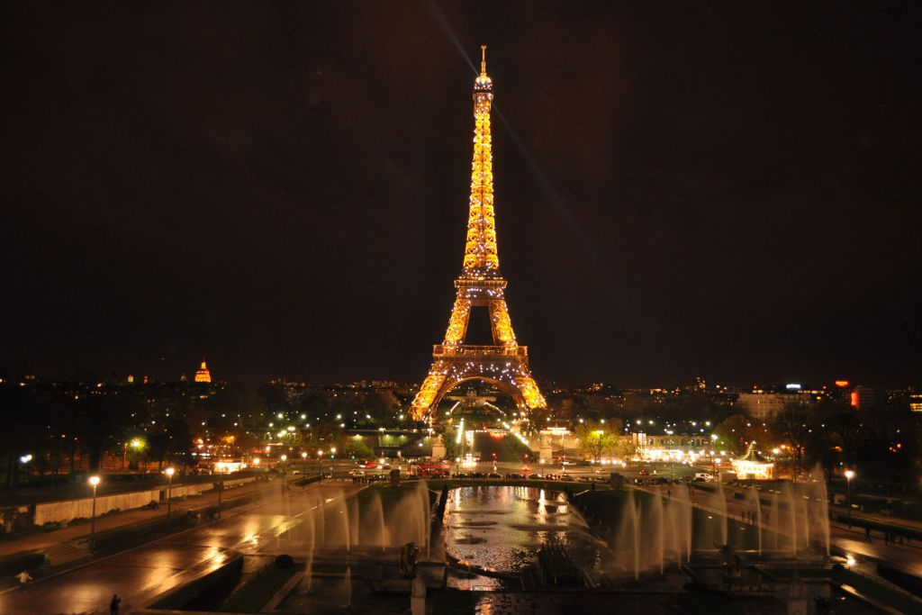 Paris: Guided Night Bike Tour
