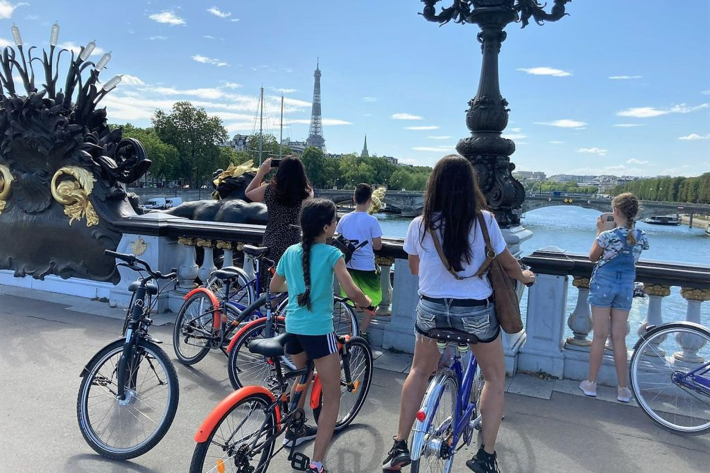 Paris: City Treasures Guided Bike Tour