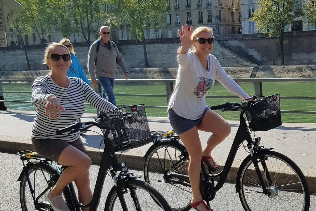 Paris: City Treasures Guided Bike Tour