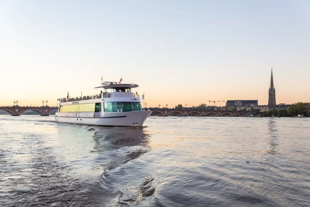 Bordeaux: Guided Cruise on the Garonne + 1h at the dock