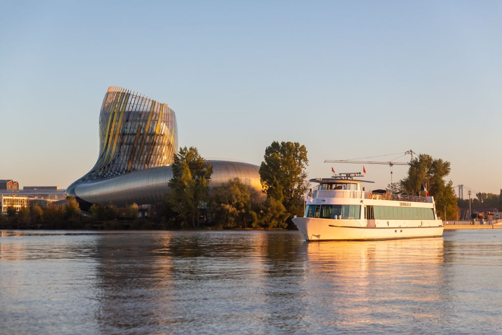 Bordeaux: Guided Cruise on the Garonne + 1h at the dock