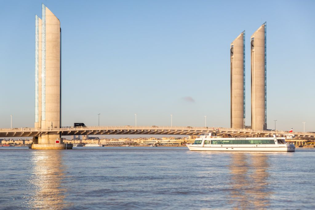 Bordeaux: Guided Cruise on the Garonne + 1h at the dock