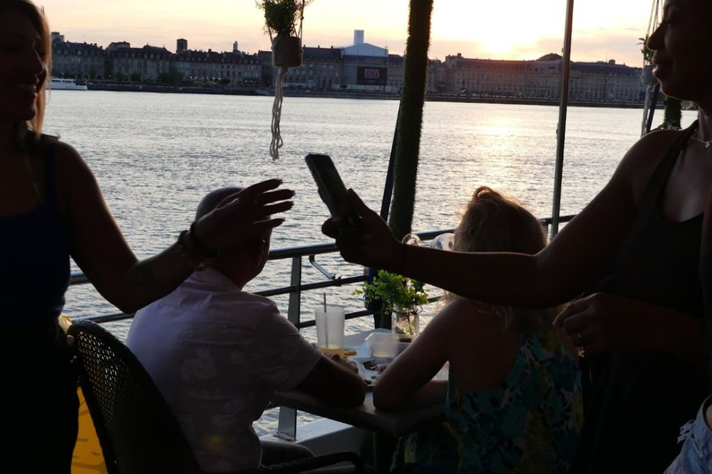 Bordeaux: Guided Cruise on the Garonne + 1h at the dock