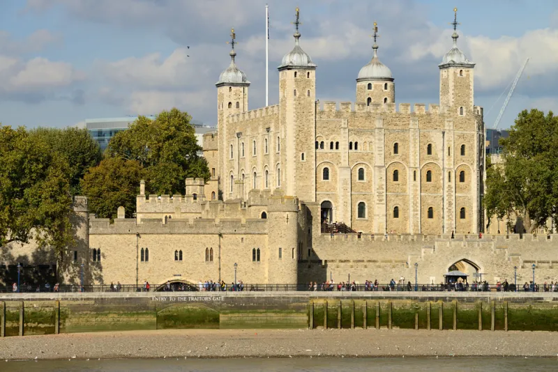 Tower of London: Early Guided Tour + Crown Jewels & Opening Ceremony