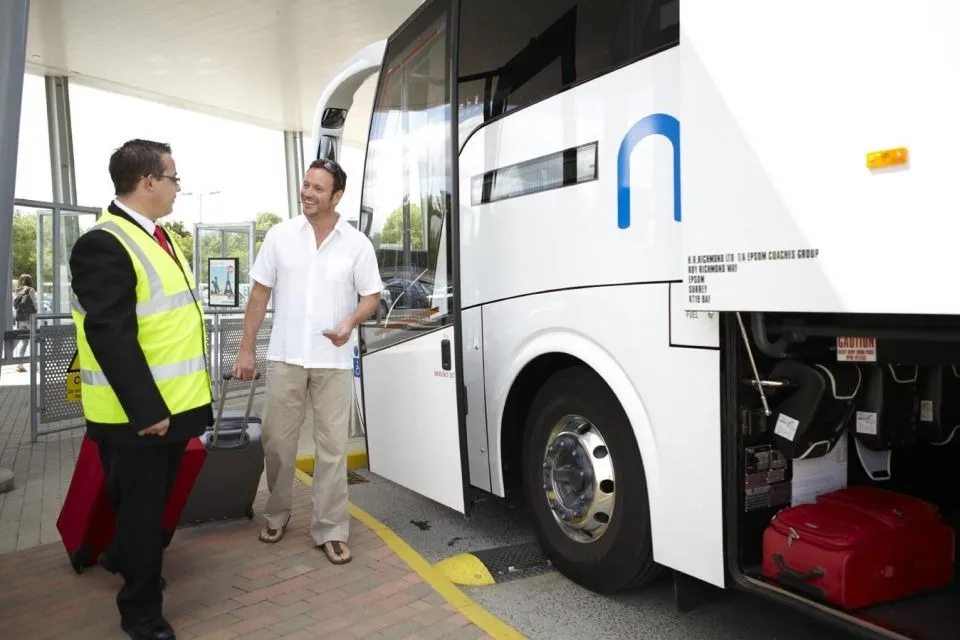 Bus between Luton Airport and London