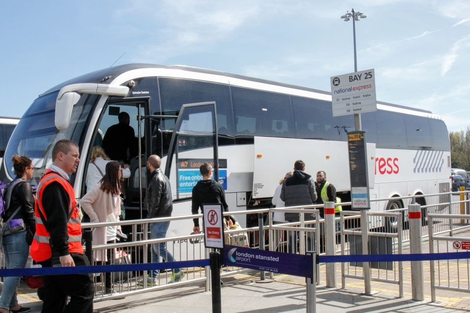 Bus between Luton Airport and London