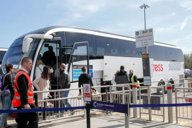 Bus between Luton Airport and London