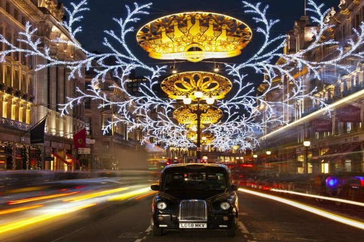 London Christmas Lights Experience on a Vintage Open-Top Bus