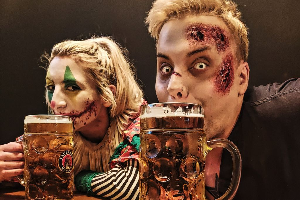 L'esperienza del London Bridge: Biglietto d'ingresso + Bratwurt Hotdog con birra
