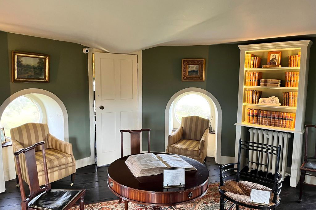 Cotswolds & Broadway Tower: Small Group Tour from London