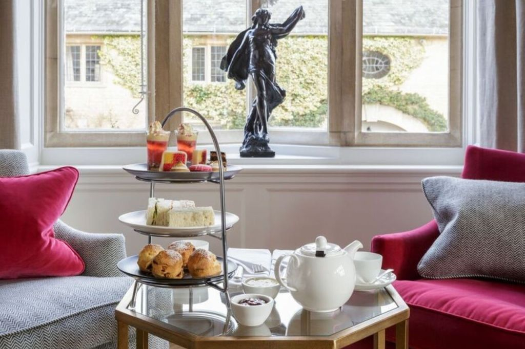 Cotswolds & Broadway Tower: Small Group Tour from London